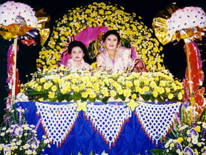 parade11.jpg - 31.9 K